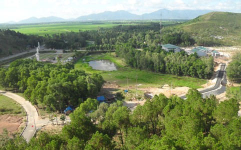 Straße Nummer 15 und unsterbliche Blumen an der Kreuzung Dong Loc